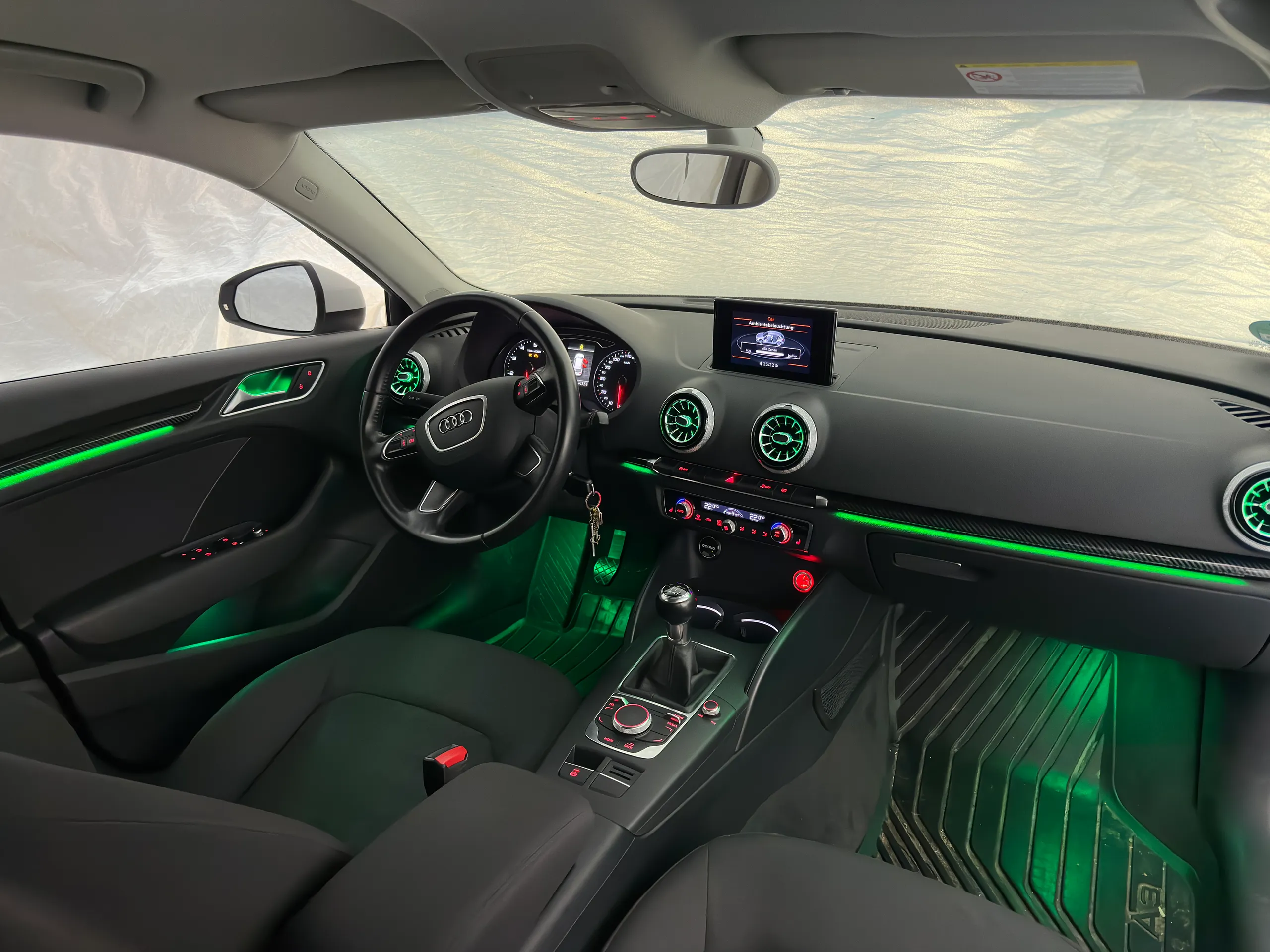 Audi A3 8V Multizonen Ambientebeleuchtung entlang Armaturenbrett