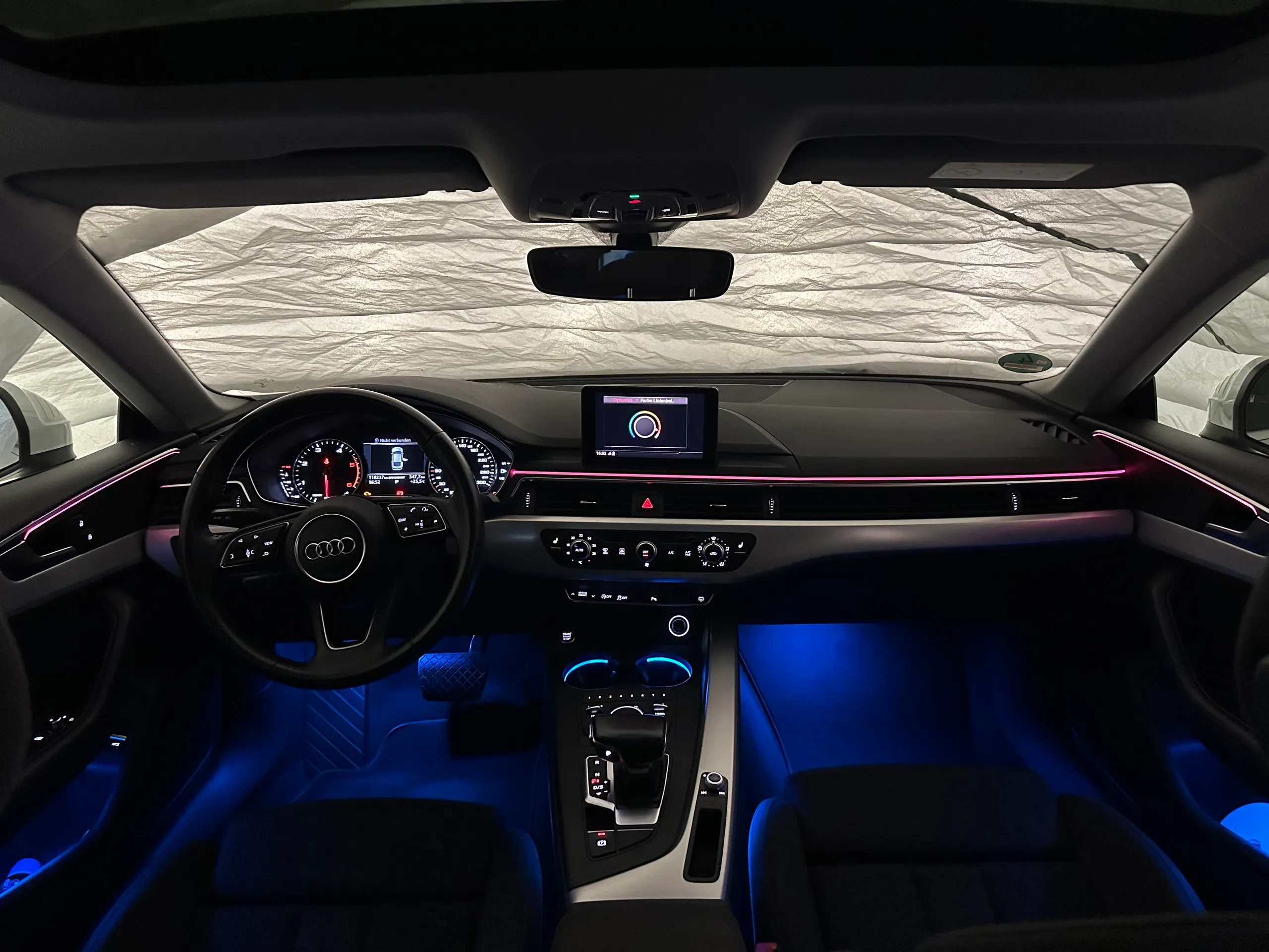 Audi A4 B9 Cockpit mit aktivierter Ambientebeleuchtung