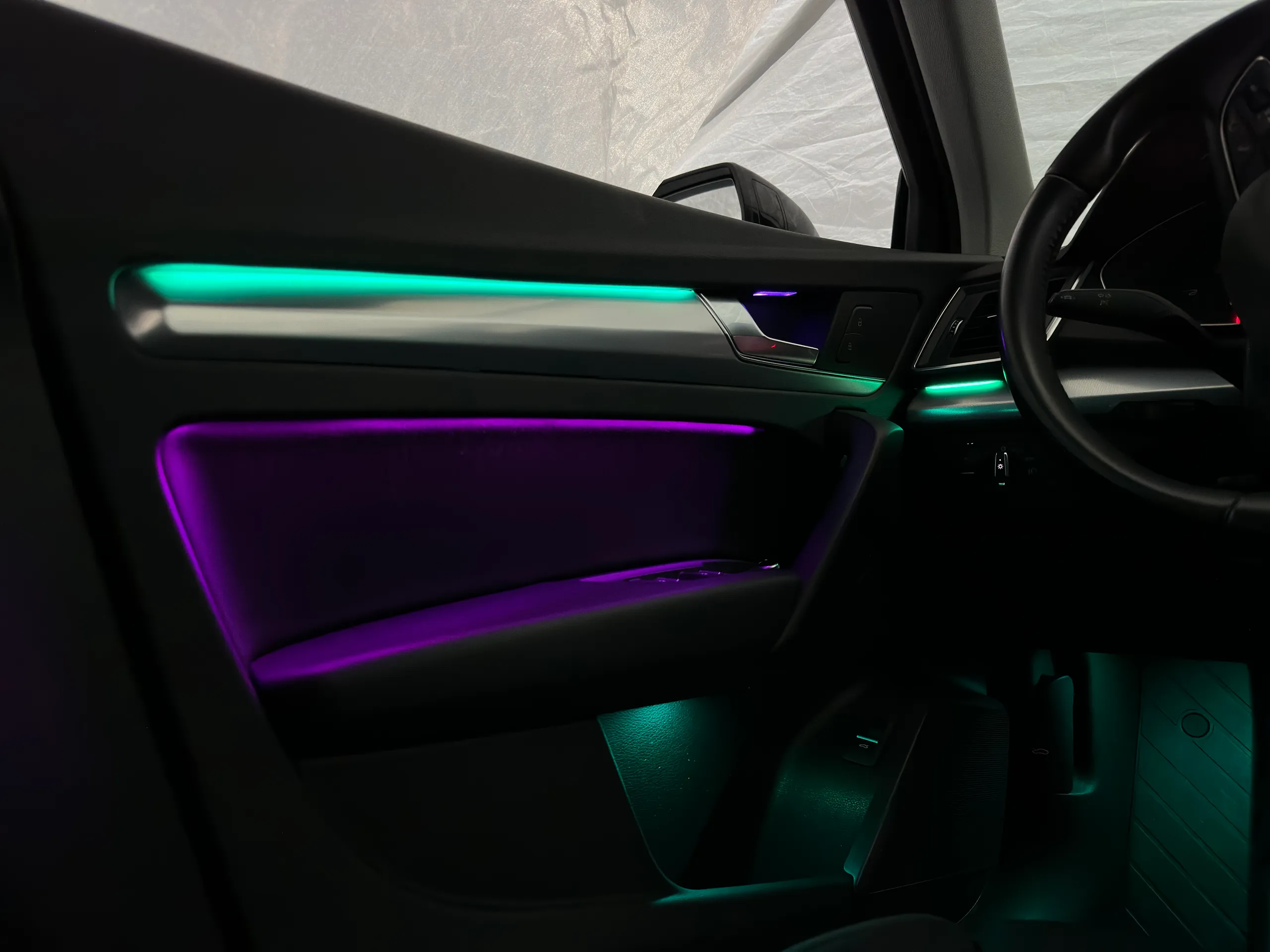 Audi Q5 FY Mittelkonsole mit LED Ambientebeleuchtung lila