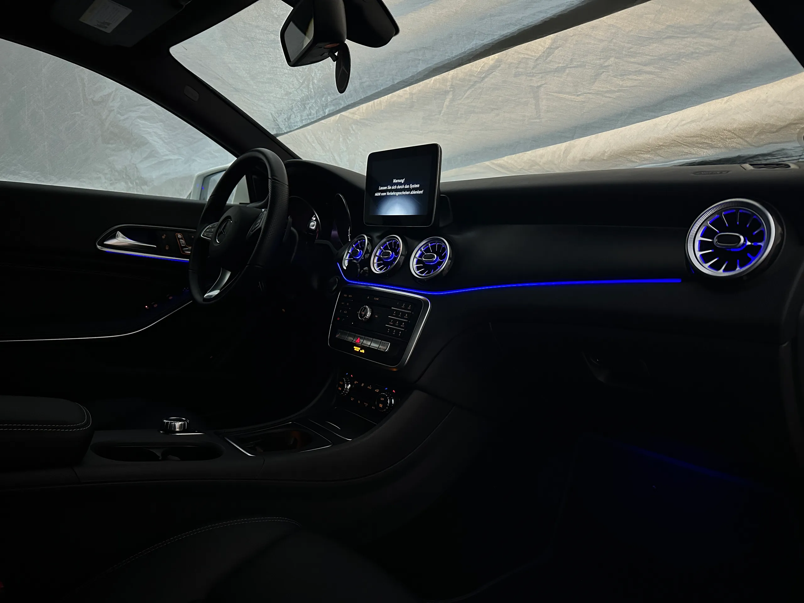 CLA W117 Cockpit mit 64-Farben Ambientelicht in Türkis