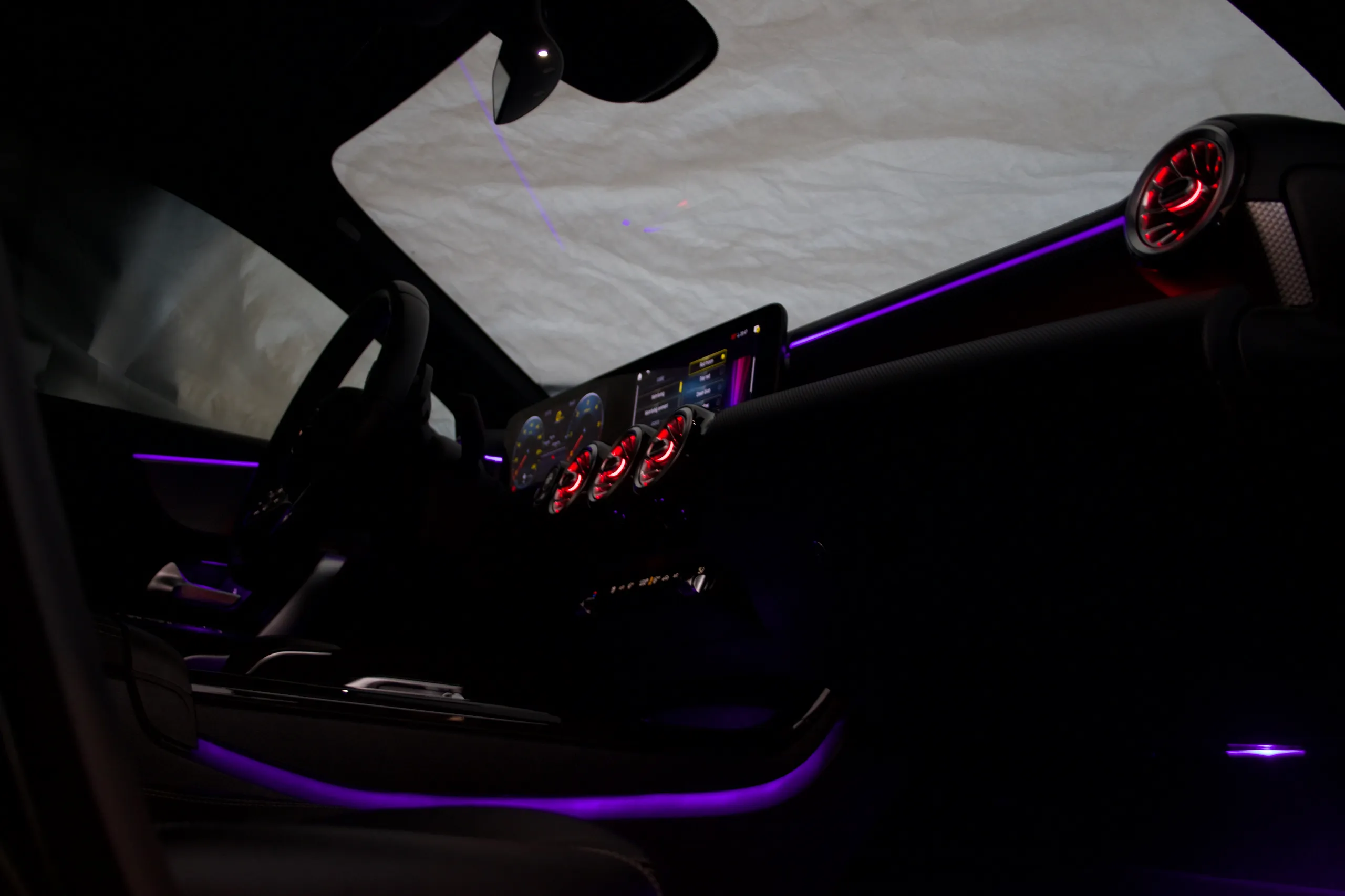 Detail der 64-Farben Ambientebeleuchtung im Mercedes CLA W118