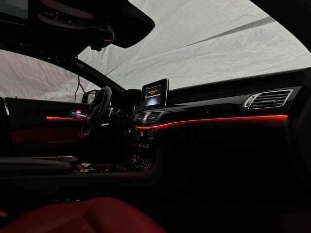 Fußraumbeleuchtung Mercedes CLS W218 bei Nacht