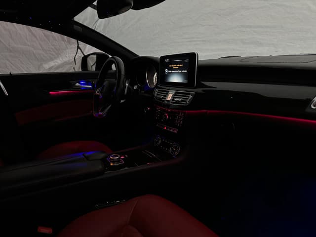 Detailaufnahme Zierleiste mit Lichtlinie im Mercedes CLS W218