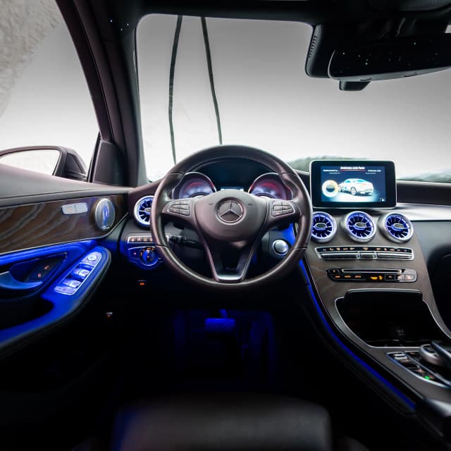 Lenkbereich und Türverkleidung mit Ambientebeleuchtung im Mercedes GLC X253