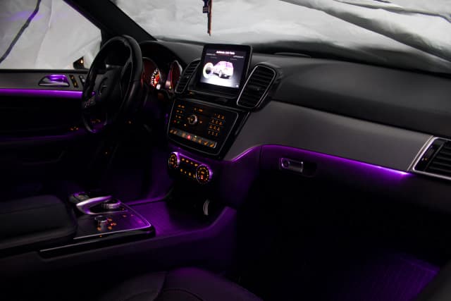 Mercedes GLE W166 Ambientebeleuchtung in Kombination mit Esche-Schwarz Zierleisten