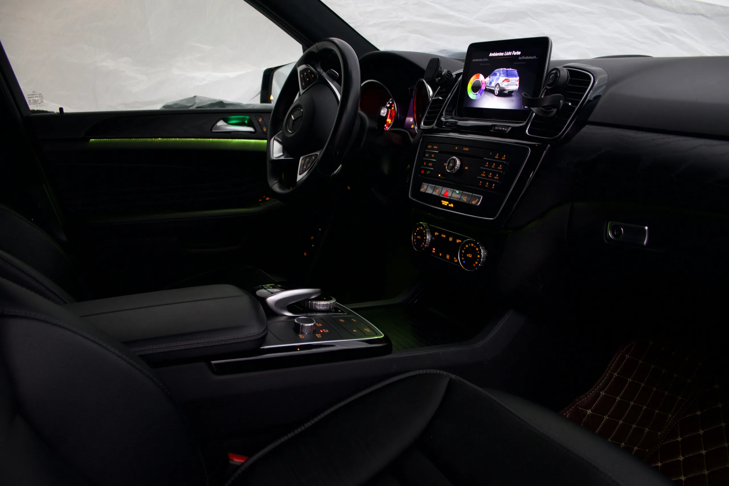 Detail Türverkleidung Mercedes GLE W166 mit LED Ambientelicht