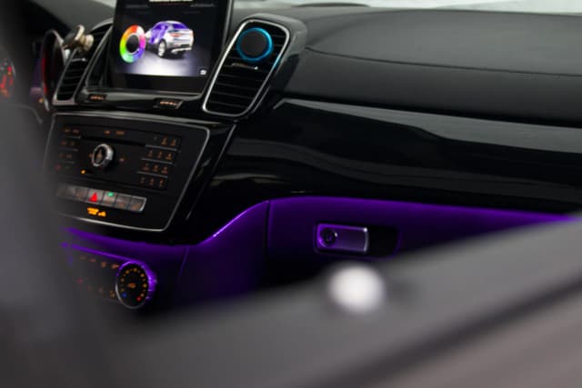 Fußraumbeleuchtung Mercedes GLE W166 bei Nacht