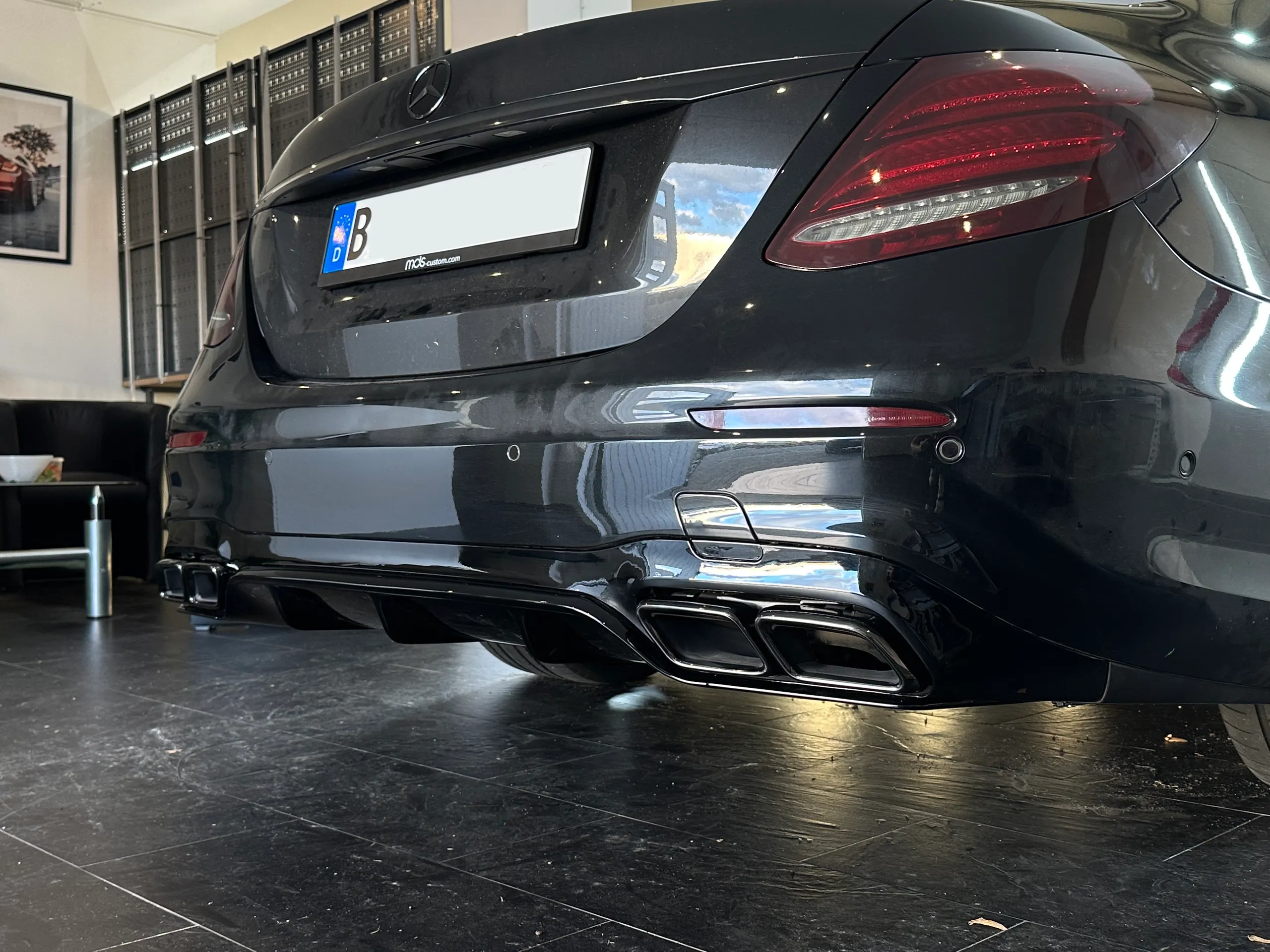 Diffusorwechsel Mercedes W213 mit schwarzen Auspuffblenden