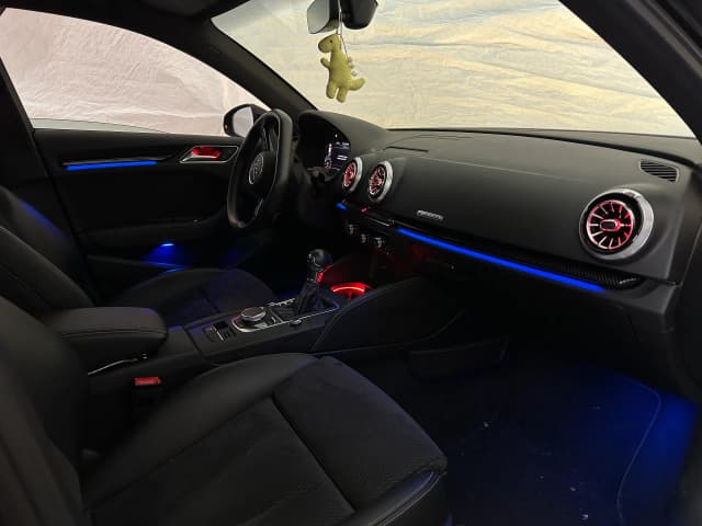 Innenraumansicht Audi A3 8V mit warmweißer Ambientebeleuchtung