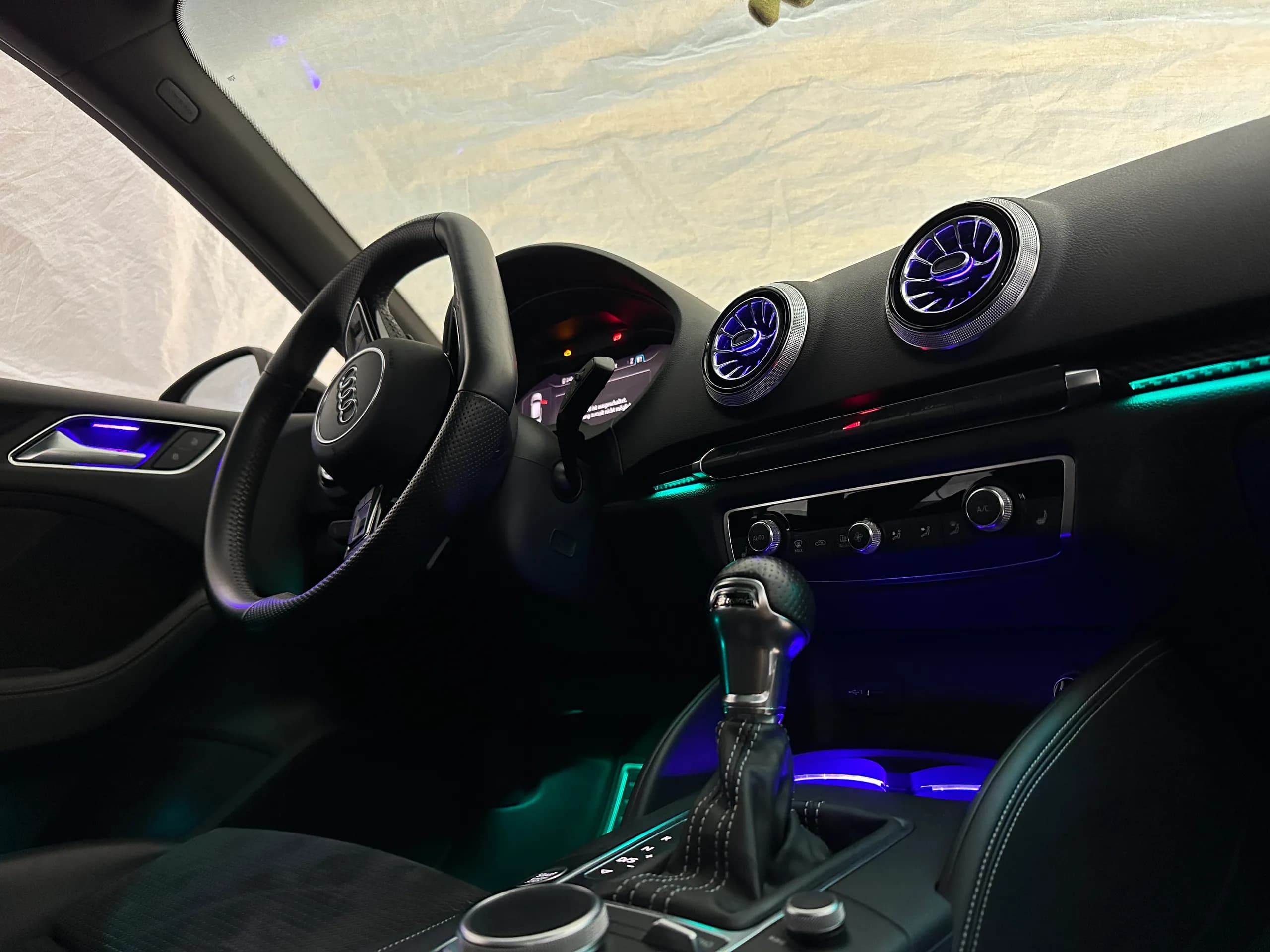 Audi A3 8V Ambientebeleuchtung an Türbrüstung und Zierleisten