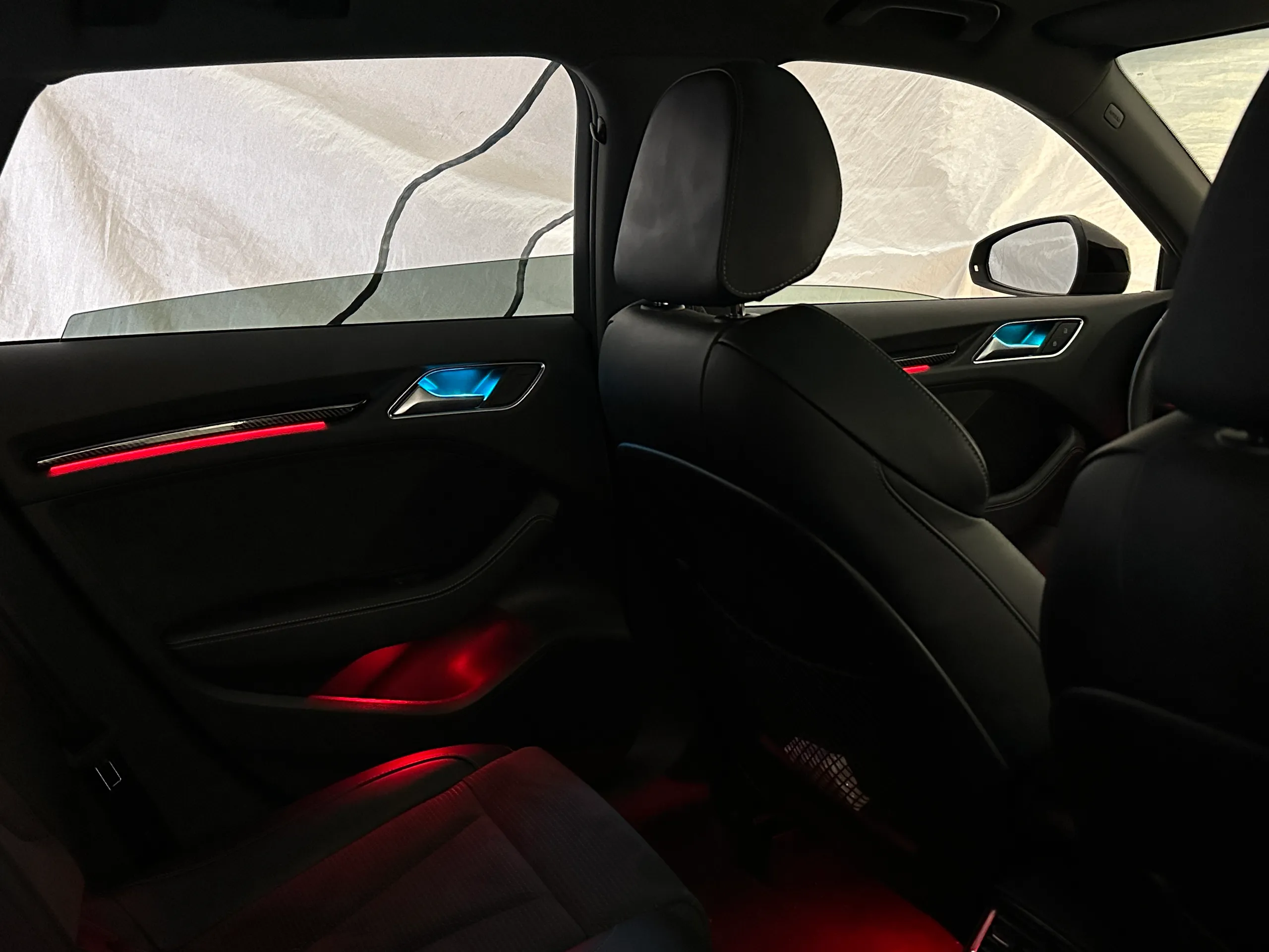 Nahaufnahme LED Lichtlinien Ambientebeleuchtung Audi A3 8V