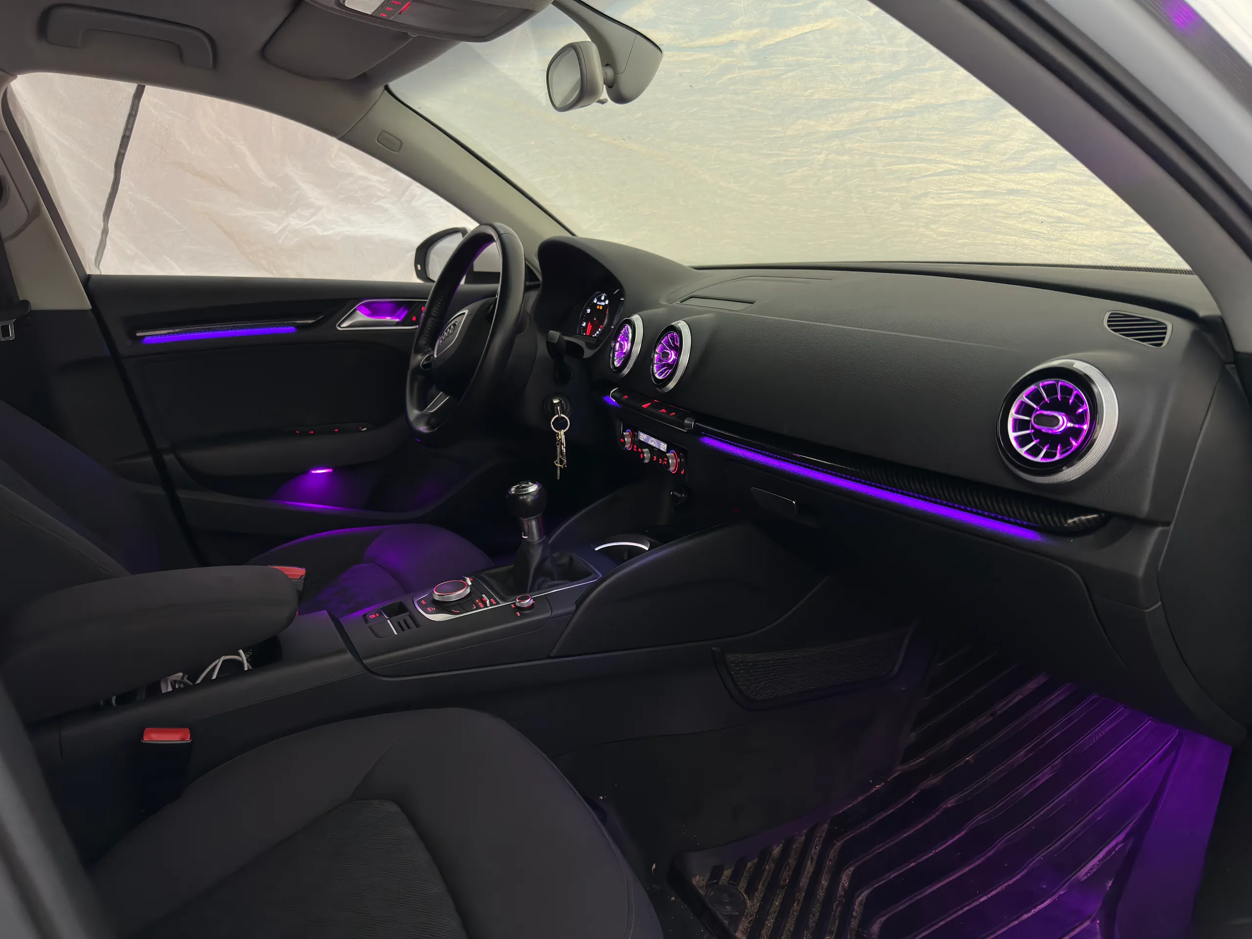 Ambientebeleuchtung Audi A3 8V Gesamtansicht vorderer Innenraum