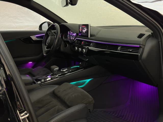Seitliche Ansicht Audi A4 B9 Interieur mit LED Lichtleisten