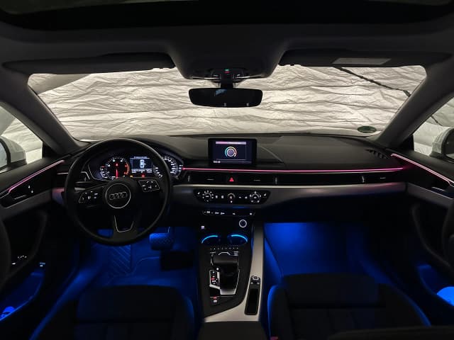 Audi A4 B9 Cockpit mit aktivierter Ambientebeleuchtung