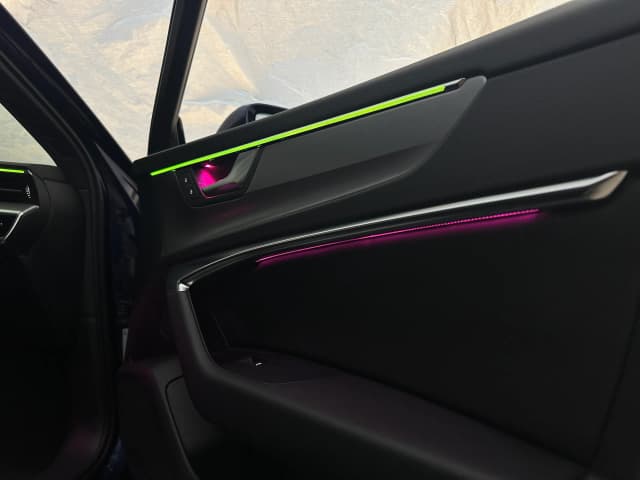 Detailansicht Ambientebeleuchtung Audi A6 C8 Mittelkonsolenbereich