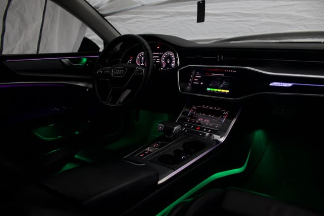 Ambientelicht Audi A6 C8 Türlinie und Türtaschen in Lila