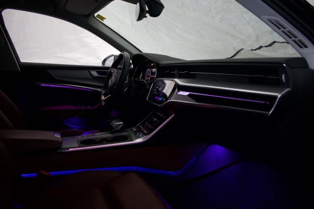 Innenraum Audi A6 C8 mit umfangreicher Ambientebeleuchtung