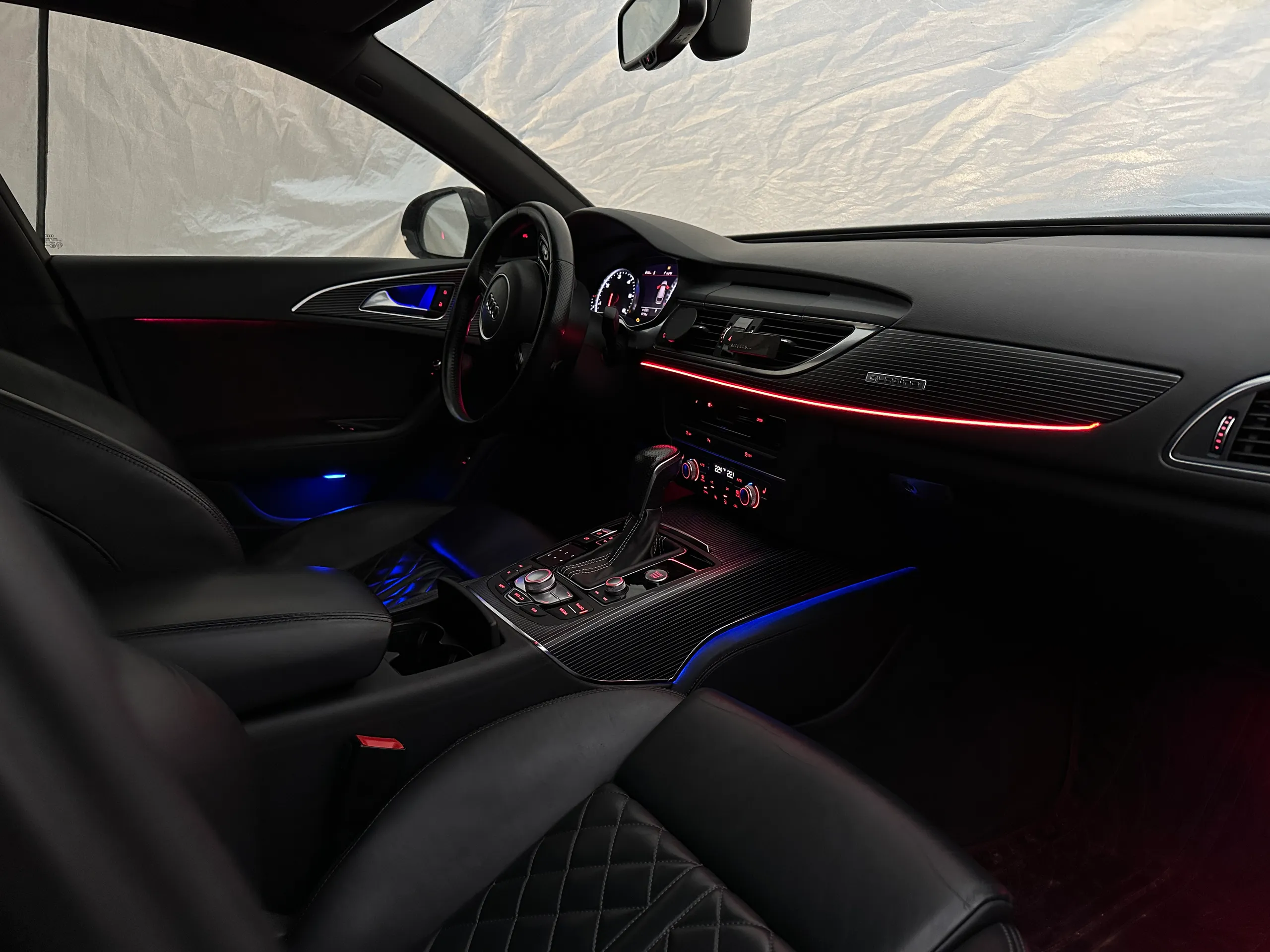 Audi A7 C7 Cockpit mit nachgerüsteter Ambientebeleuchtung und MMI Steuerung