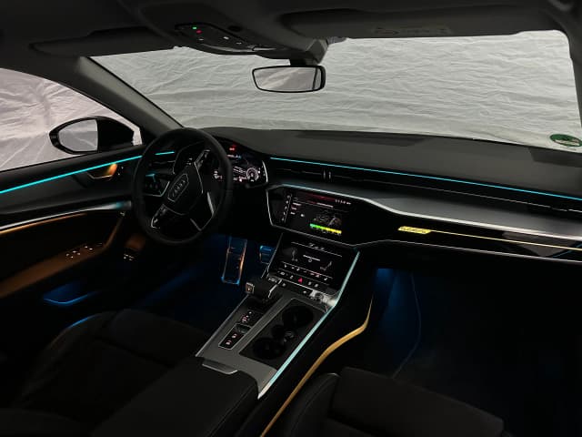 Audi A7 C8 Cockpit mit mehrfarbiger LED Ambientebeleuchtung