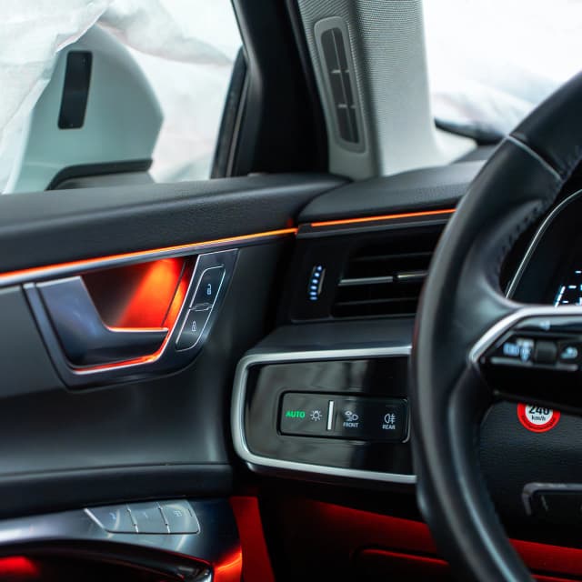 Türleistenbeleuchtung Audi A7 C8 in blauem Licht