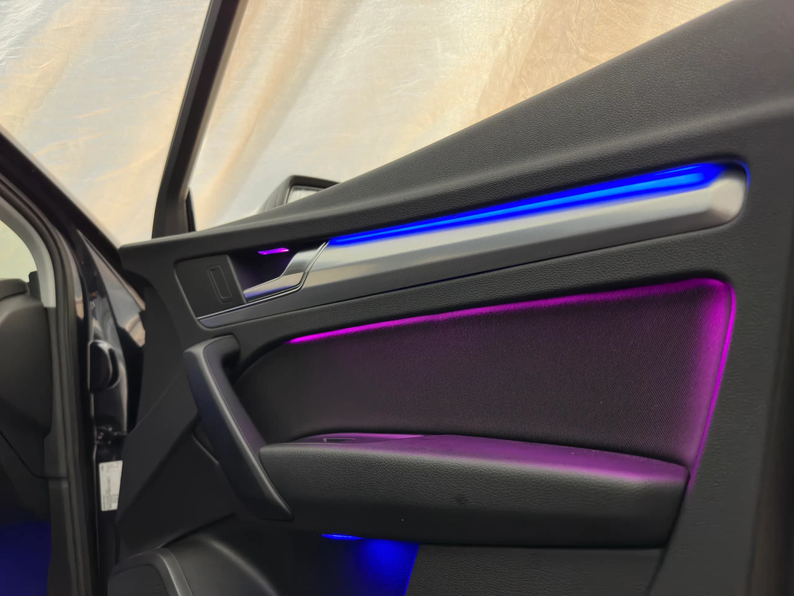 Audi Q5 FY Cockpit mit mehrfarbiger Ambientebeleuchtung