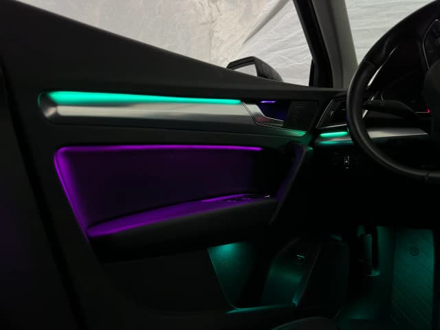 Audi Q5 FY Mittelkonsole mit LED Ambientebeleuchtung lila