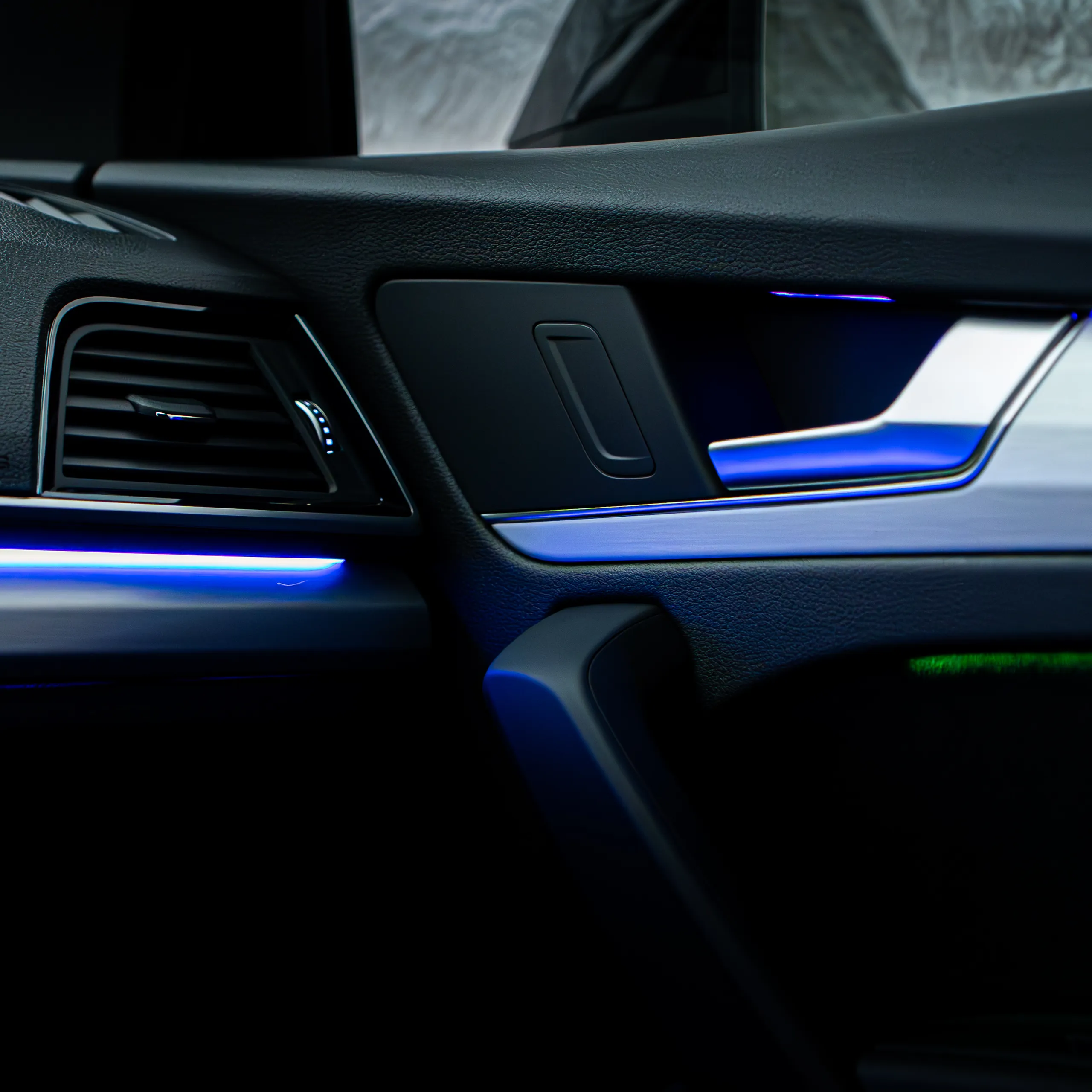 Audi Q5 FY Türverkleidung mit feiner Linienbeleuchtung