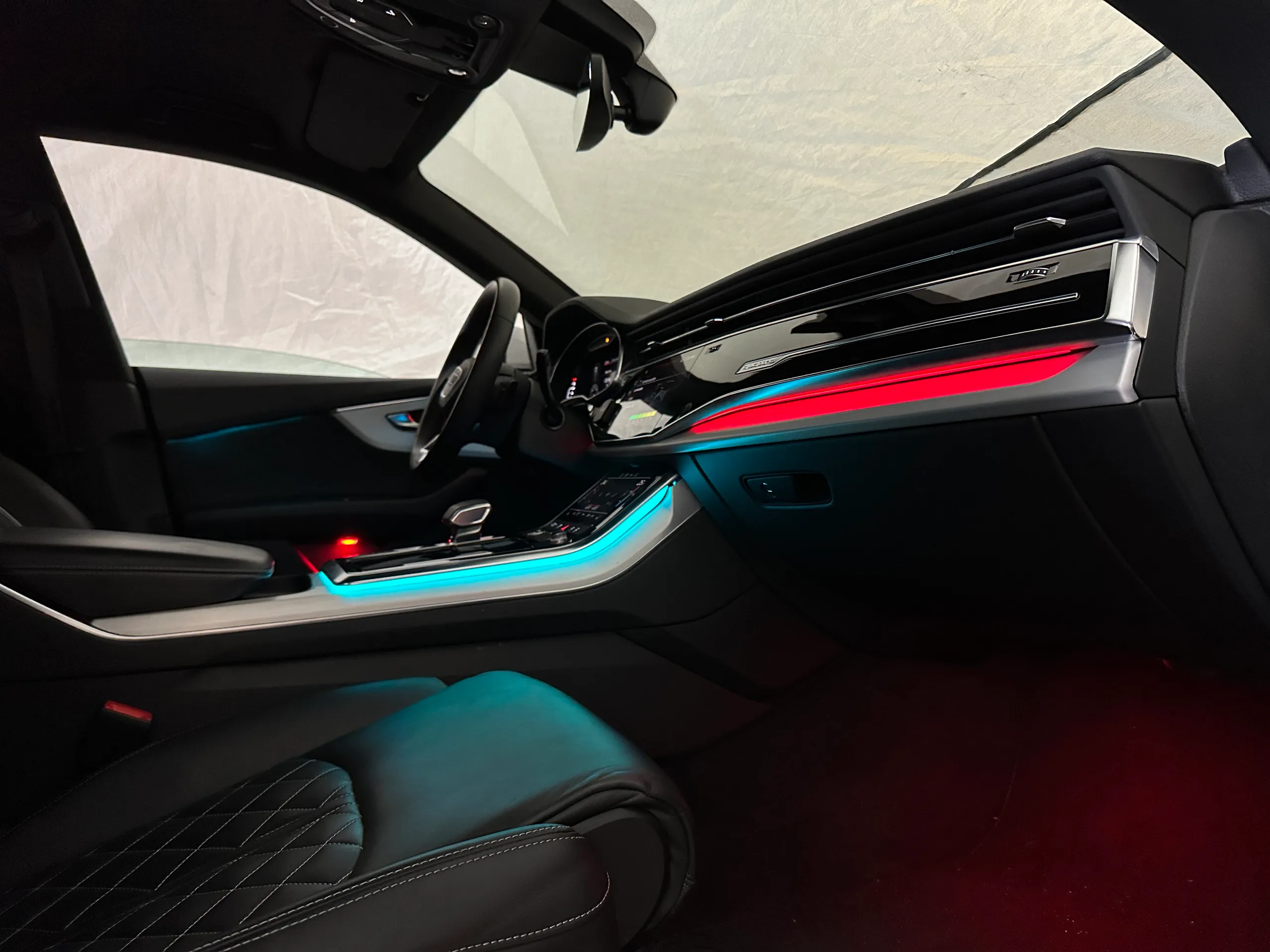 Audi Q8 SQ8 Mittelkonsolenbeleuchtung in lila und blau