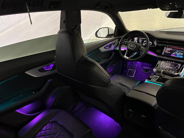 Cockpitansicht Audi Q8 mit aktivierter Ambientebeleuchtung 30 Farben