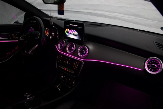 Ambientebeleuchtung Mercedes CLA W117 Innenraum blau bei Nacht