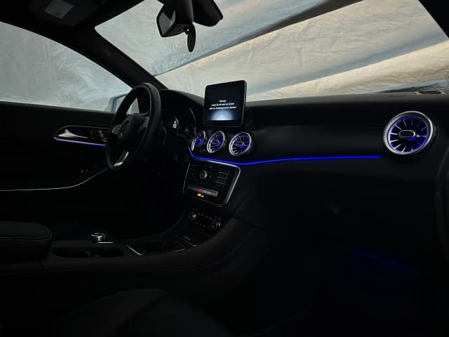 CLA W117 Cockpit mit 64-Farben Ambientelicht in Türkis