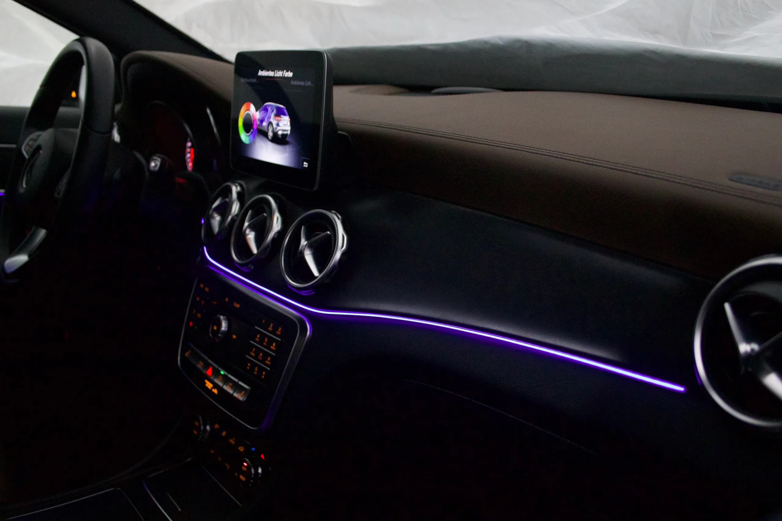 Detailfoto Ambientelicht an Armaturentafel Mercedes CLA W117