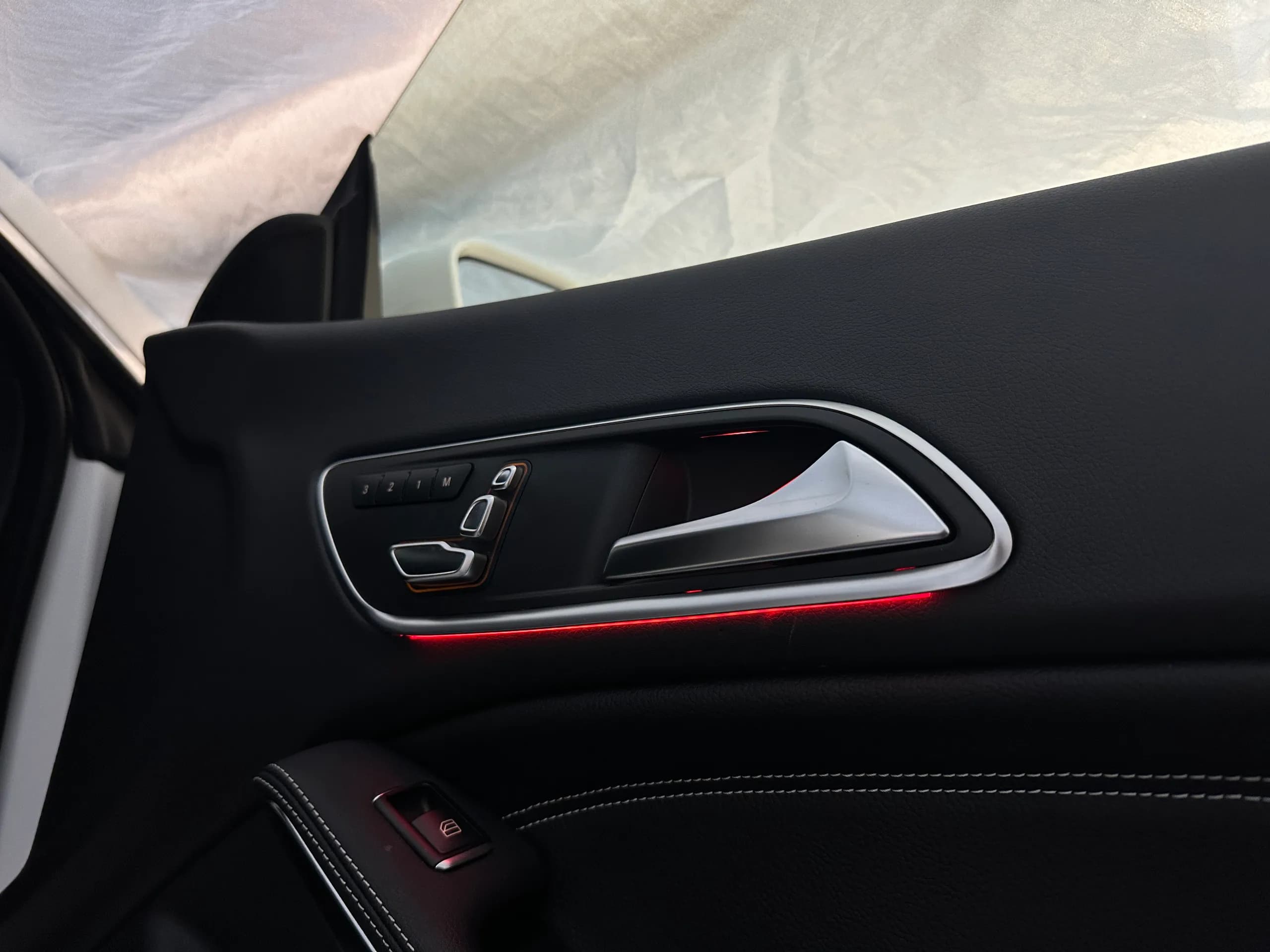 Mercedes CLA C117 Türverkleidung mit dezentem Ambientestreifen