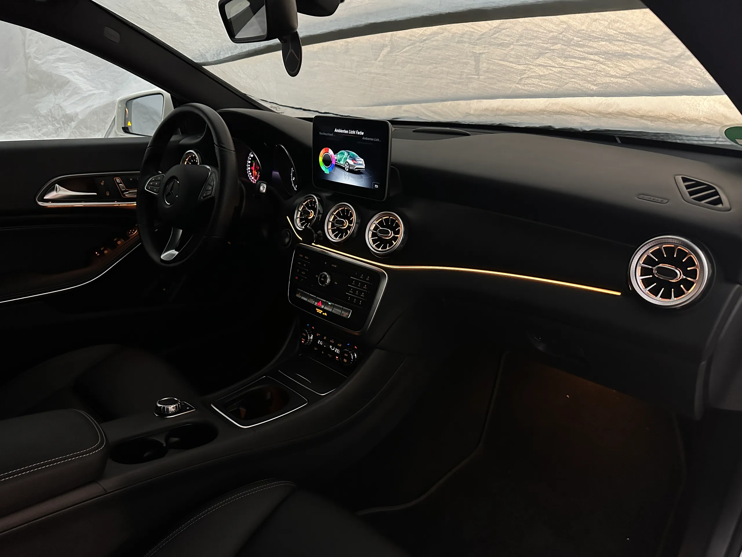 Fußraumbeleuchtung Mercedes CLA W117 in warmweißem Licht
