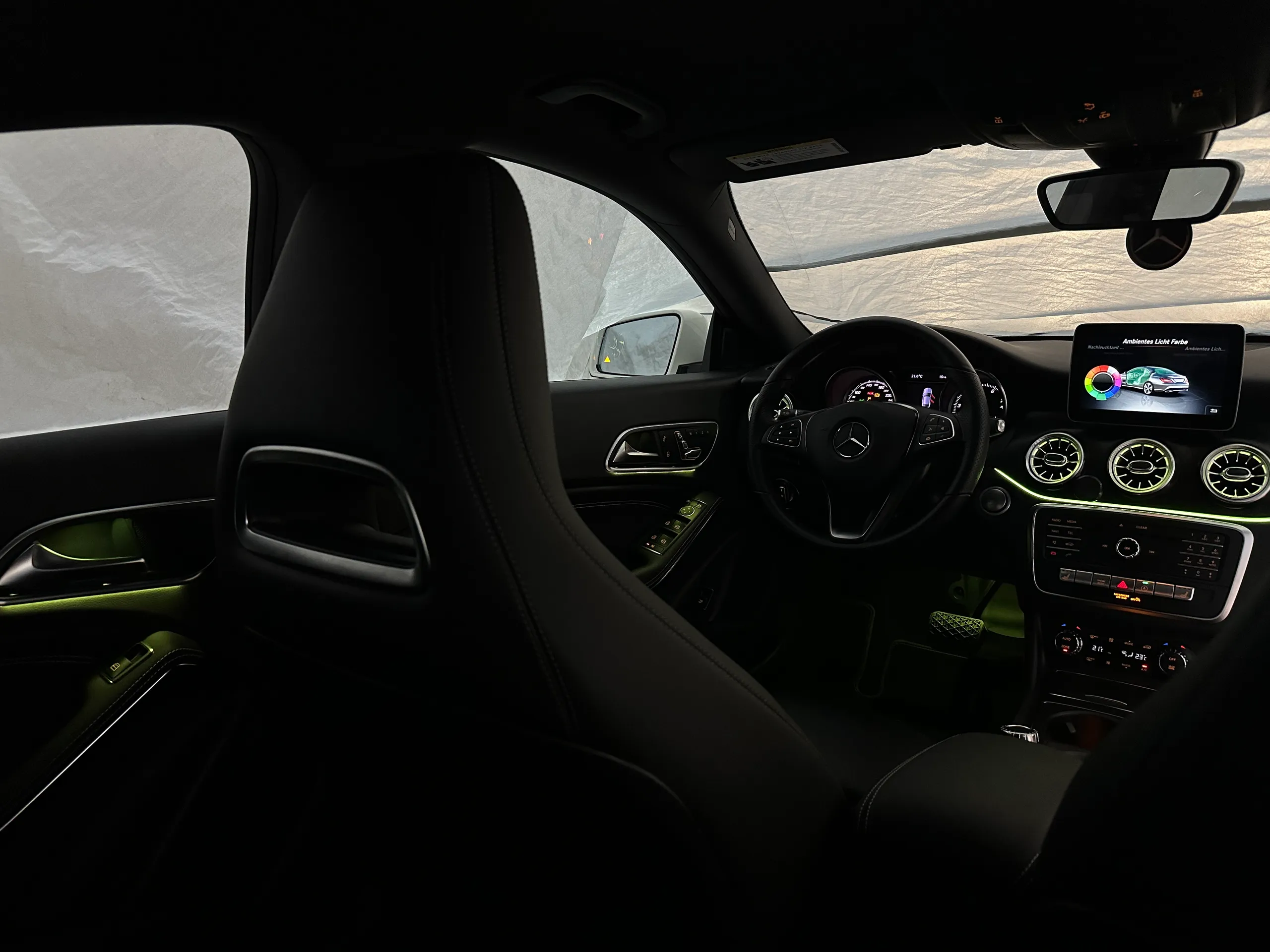 Detailansicht beleuchtete Lüftungsdüsen Mercedes CLA W117