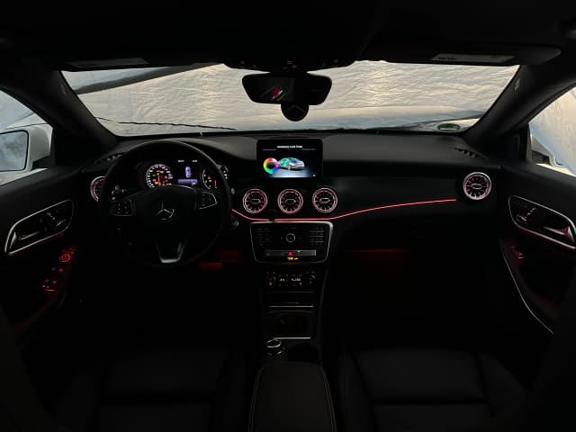 Ambientebeleuchtung Mercedes CLA C117 Fahrerbereich in Lila