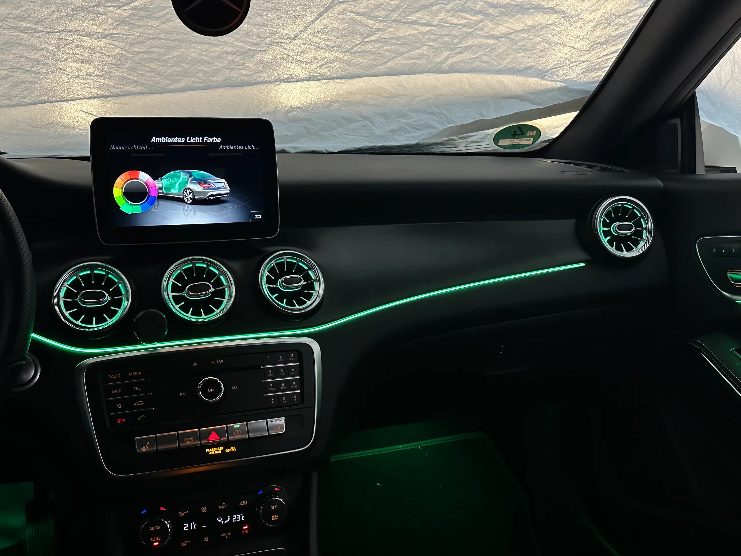 Mercedes CLA W117 Mittelkonsole mit mehrfarbiger Linienbeleuchtung