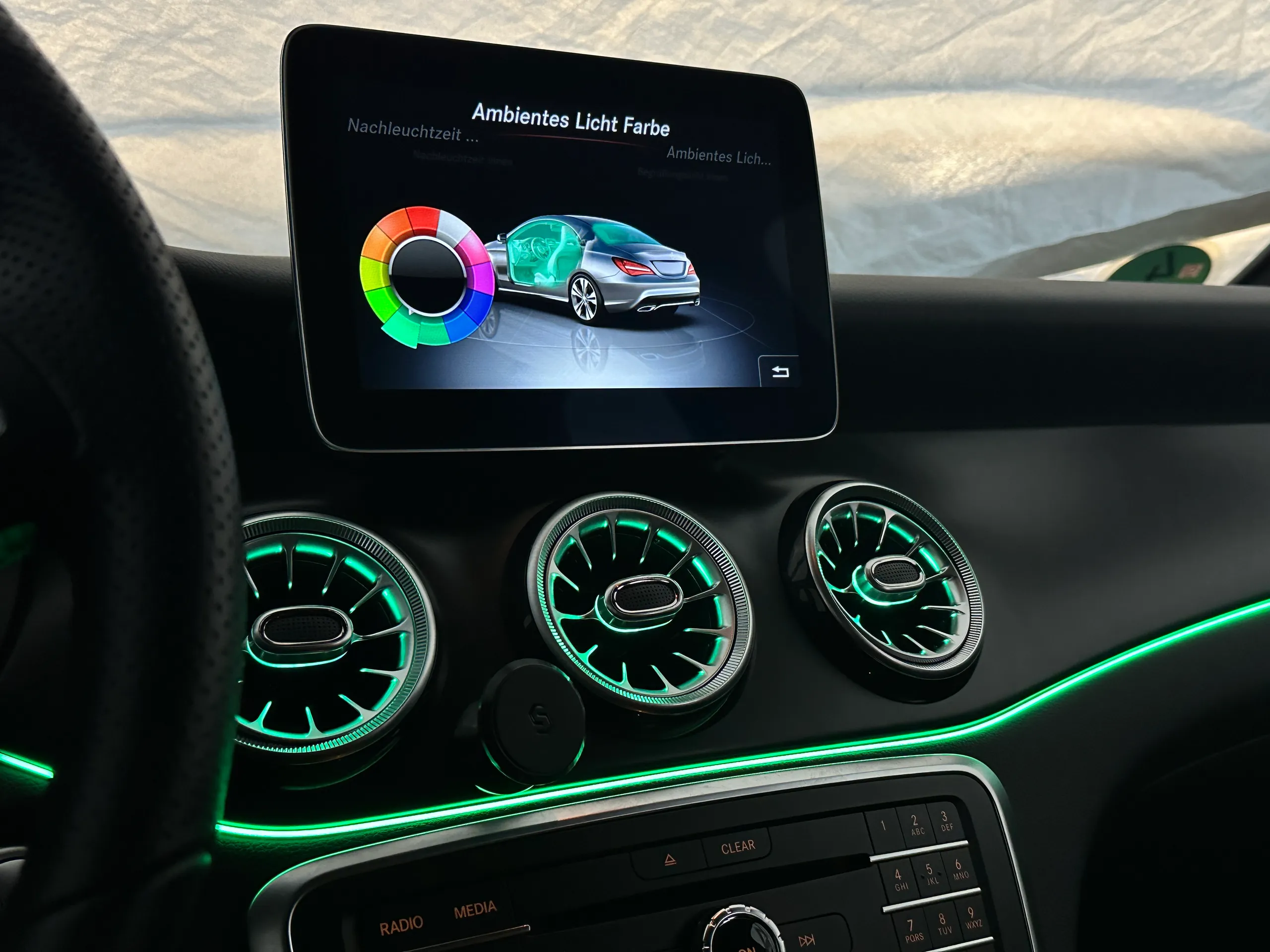 Innenraum Mercedes CLA W117 mit Dynamic-Mode Farbverlauf