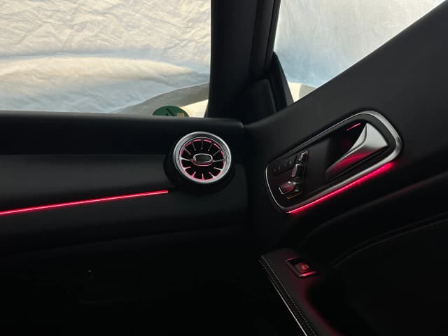 Ambientelicht Mercedes CLA C117 zwei Zonen unterschiedlich gefärbt