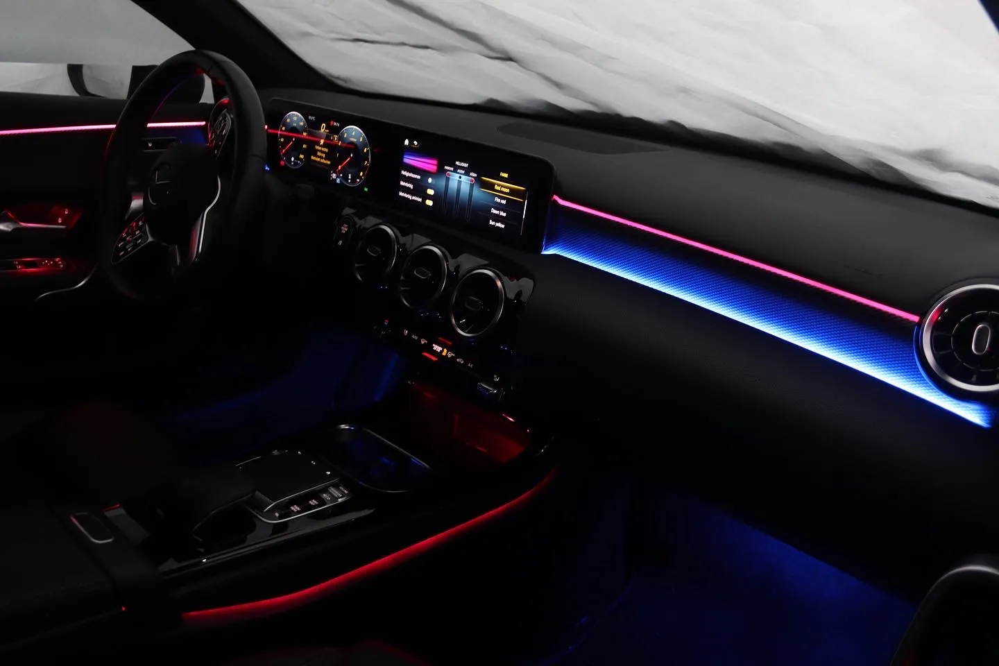 Mercedes CLA W118 Ambientebeleuchtung im Fußraum und an den Türen