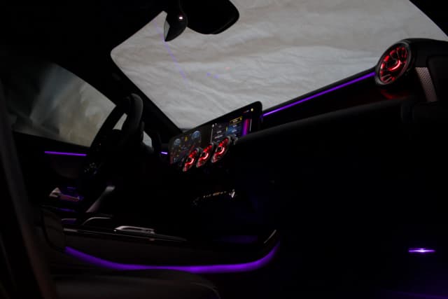 Detail der 64-Farben Ambientebeleuchtung im Mercedes CLA W118