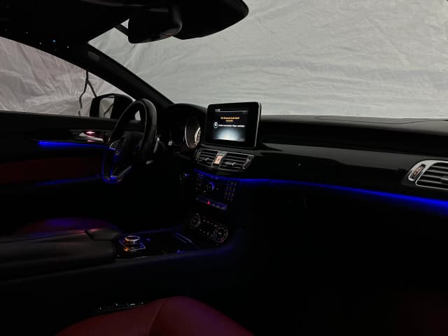 Cockpitansicht Mercedes CLS W218 mit 12-Farben Ambientelicht