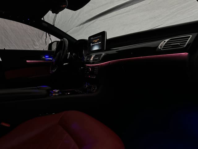Ambientebeleuchtung Mercedes CLS W218 kombiniert Türen und Fußräume