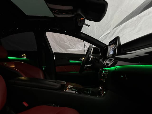 Intelligent-Dynamic Warnanzeige über Ambientelicht im Mercedes CLS W218