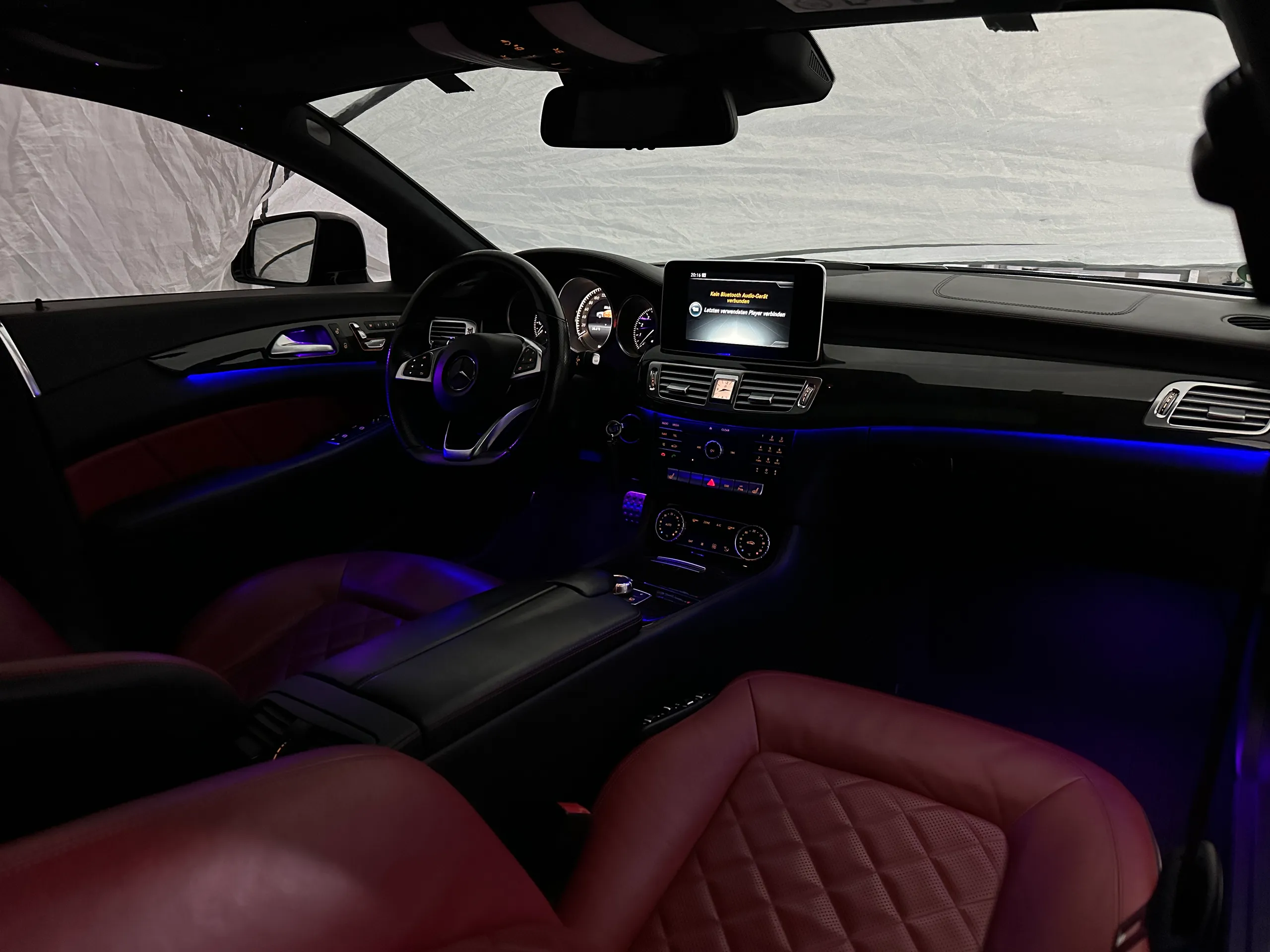 Kompletter Innenraum Mercedes CLS W218 mit warmweißer Ambientebeleuchtung