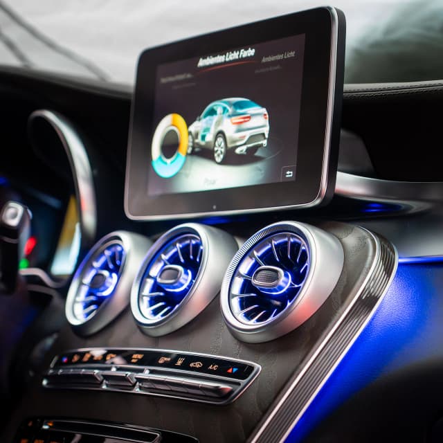 Beleuchtete Lautsprecherabdeckungen Mercedes GLC X253 Detail