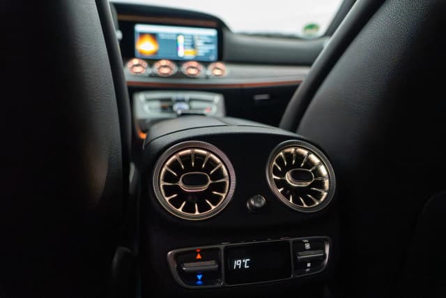 Mercedes W205 Mittelkonsole mit nachgerüsteter LED Ambientebeleuchtung