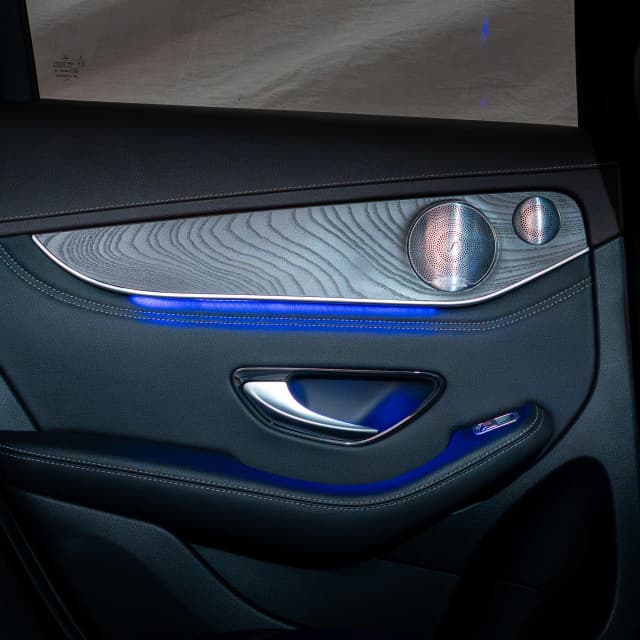 Mercedes GLC X253 nachts mit dezentem lilafarbenem Ambientelicht