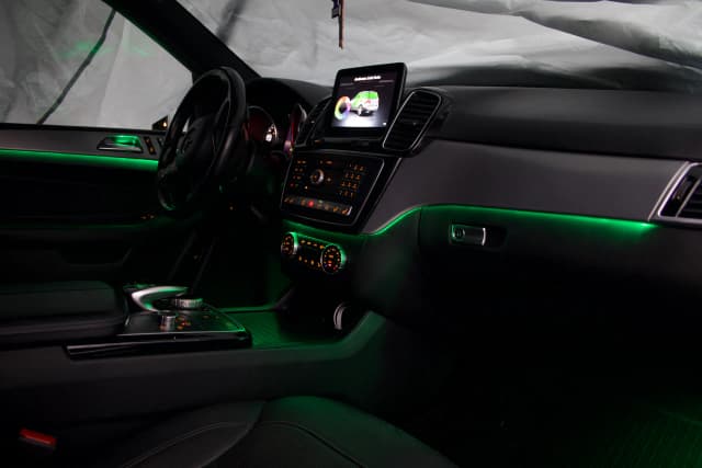 Mercedes GLE W166 Ambientebeleuchtung Innenraumansicht violett