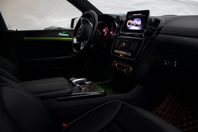 Detail Türverkleidung Mercedes GLE W166 mit LED Ambientelicht